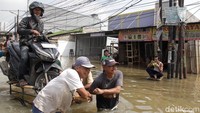 Sepeda motor harus diangkut gerobak agar tidak mengalami kerusakan mesin.