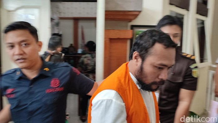 Bastomi Prasetiawan alias Mas Pras seusai menjalani sidang di PN Denpasar, Selasa (8/7/2025). (Foto: Firizqi Irwan/detikBali)