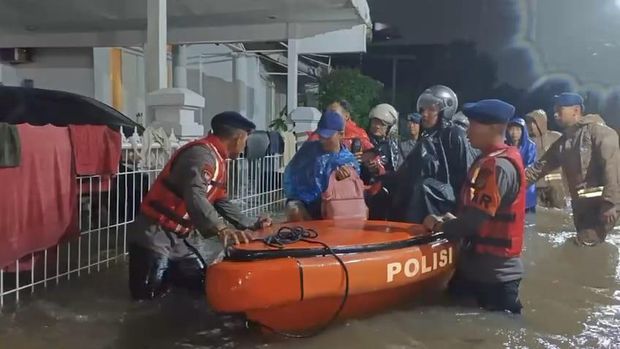 Batalyon C Pelopor Satbrimob Polda Metro Jaya mengevakuasi warga terdampak banjir di Tangsel pada Senin (7/7) malam. (dok Istimewa)