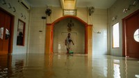 Banjir ini dipicu oleh luapan air kiriman dari Bogor melalui aliran kali hulu P2P atau Kali Bekasi, yang tak mampu menahan derasnya debit air setelah hujan deras mengguyur kawasan hulu sejak Senin malam.