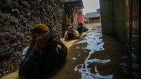 Pemandangan tersebut kontras dengan kepanikan sebagian warga yang masih berjuang menyelamatkan barang-barang mereka.