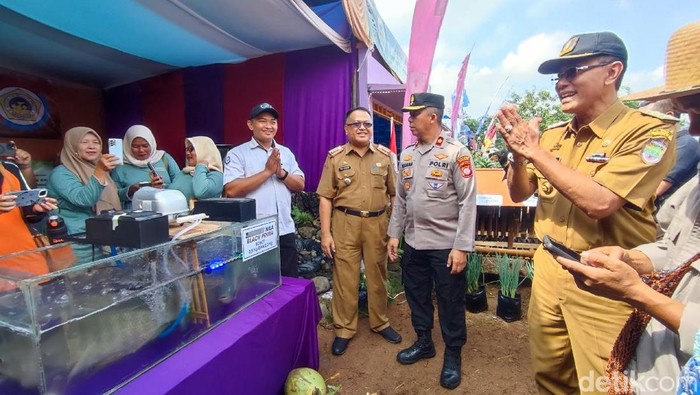 Bupati Ciamis Herdiat Sunarya saat meninjau pameran pertanian di KTNA Expo 2025 di Kecamatan Sukadana.