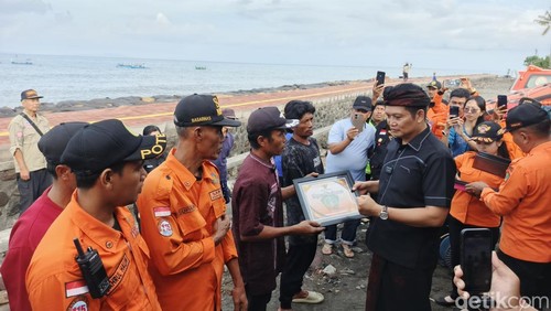 Bupati Jembrana, I Made Kembang Hartawan saat memberikan apresiasi nelayan dan relawan yang ikut membantu proses evakuasi korban kapal tenggelam di Selat Bali, Selasa (8/7/2025).