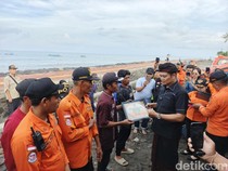 Nelayan dan Relawan Penyelamat KMP Tunu Pratama Jaya Dapat Penghargaan