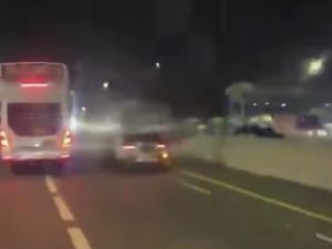 Viral Bus Pepet-Adang Mobil PJR Polisi, Kok Bisa?