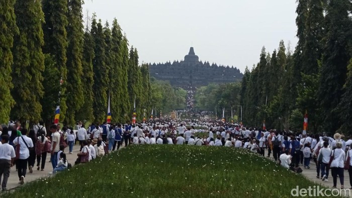 Suasana pengunjung di Candi Borobudur, Kabupaten Magelang, Minggu (6/7/2025).