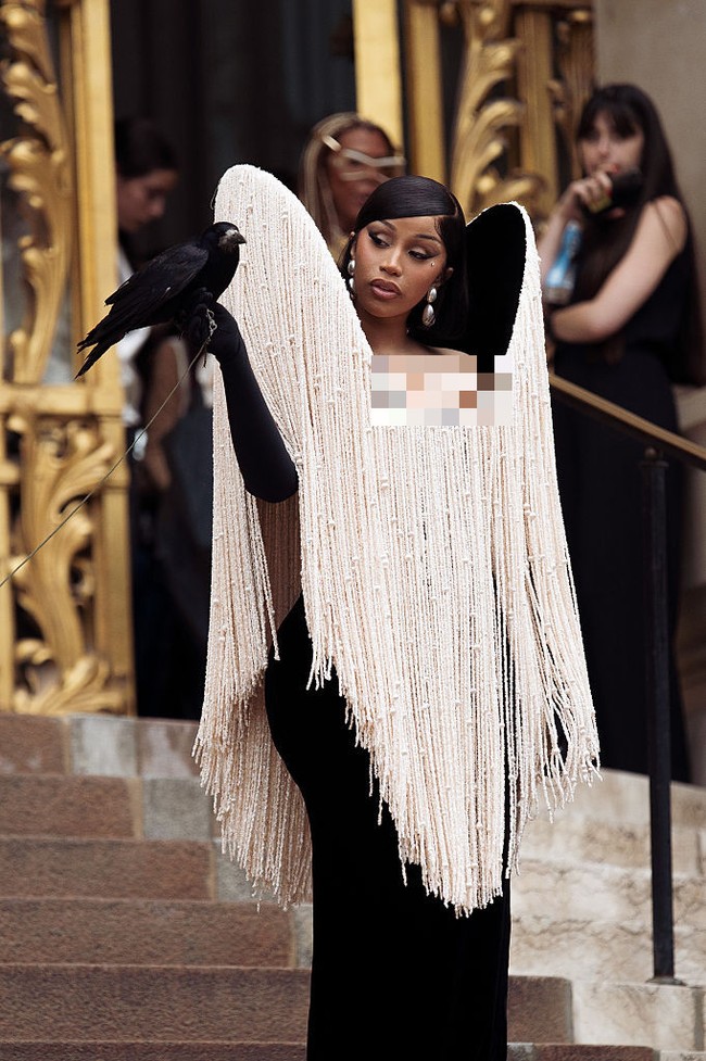 Kehadiran burung gagak sebagai “plus one” Cardi B sebetulnya tak begitu mengejutkan bagi penggemar setianya. Burung-burung berwarna hitam seperti gagak dan gagak besar (raven) memang kerap muncul dalam berbagai teaser perilisan album keduanya yang akan datang, berjudul ‘Am I the Drama? Foto: WireImage/Christian Vierig