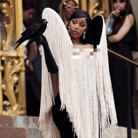 Kehadiran burung gagak sebagai “plus one” Cardi B sebetulnya tak begitu mengejutkan bagi penggemar setianya. Burung-burung berwarna hitam seperti gagak dan gagak besar (raven) memang kerap muncul dalam berbagai teaser perilisan album keduanya yang akan datang, berjudul ‘Am I the Drama? Foto: WireImage/Christian Vierig