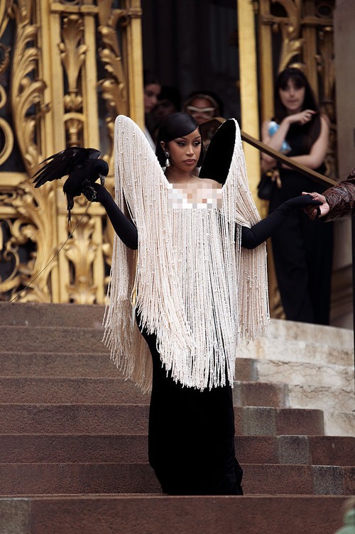 Cardi B mengenakan gaun berumbai di show Schiaparelli selama Haute Couture Fall/Winter 2025/2026 sebagai bagian dari Paris Fashion Week pada 07 Juli 2025 di Paris, Prancis.