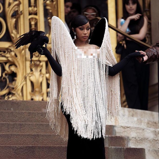 5 Penampilan Dramatis Cardi B di Show Schiaparelli, Bawa Burung Gagak