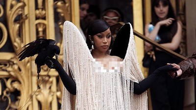 5 Penampilan Dramatis Cardi B di Show Schiaparelli, Bawa Burung Gagak