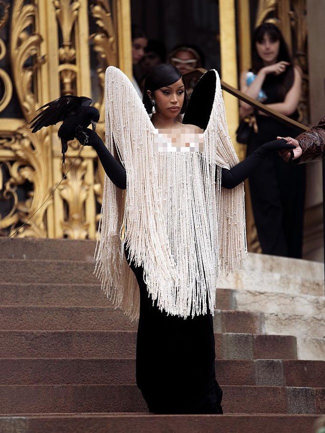 5 Penampilan Dramatis Cardi B di Show Schiaparelli, Bawa Burung Gagak 5 Penampilan Dramatis Cardi B di Show Schiaparelli, Bawa Burung Gagak