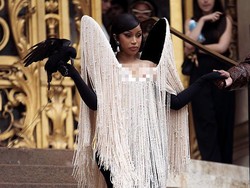 5 Penampilan Dramatis Cardi B di Show Schiaparelli, Bawa Burung Gagak