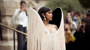 Cardi B sebelumnya menggunakan nama Bacardi setelah keluarga dan teman-temannya mulai memanggil adiknya, Hennessy. Tapi nama aslinya adalah Belcalis Almanzar. Foto: WireImage/Christian Vierig