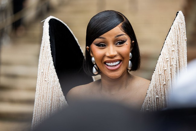 Cardi B membawa ‘teman kencan’ ke fashion show glamor tersebut. Dia hadir ditemani seekor burung gagak hidup yang bertengger di lengannya. Meski burung tersebut sempat mengepakkan sayap dan mengibaskan bulunya, Cardi tetap tenang dan tersenyum di setiap kilatan lampu kamera. Foto: WireImage/Christian Vierig