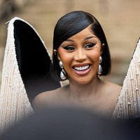 Cardi B membawa ‘teman kencan’ ke fashion show glamor tersebut. Dia hadir ditemani seekor burung gagak hidup yang bertengger di lengannya. Meski burung tersebut sempat mengepakkan sayap dan mengibaskan bulunya, Cardi tetap tenang dan tersenyum di setiap kilatan lampu kamera. Foto: WireImage/Christian Vierig