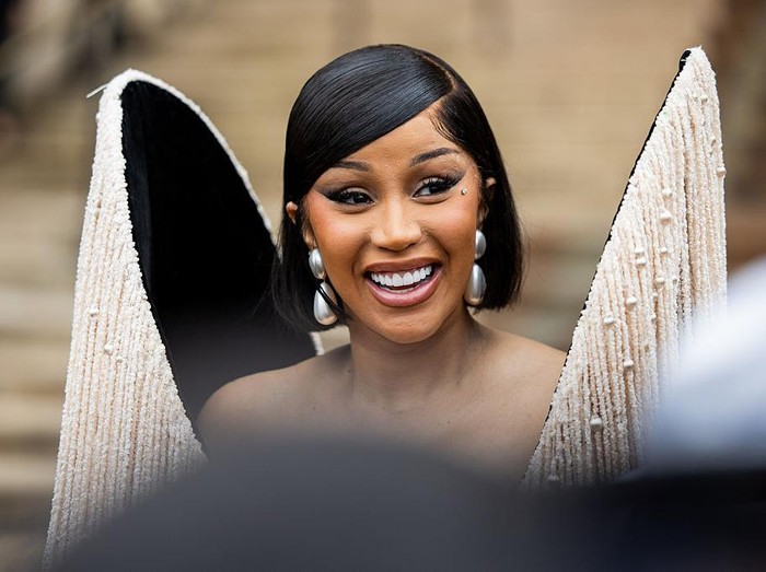 Cardi B di Fashoin Show Schiaparelli Cardi B mengenakan gaun berumbai di show Schiaparelli selama Haute Couture Fall/Winter 2025/2026 sebagai bagian dari Paris Fashion Week pada 07 Juli 2025 di Paris, Prancis.