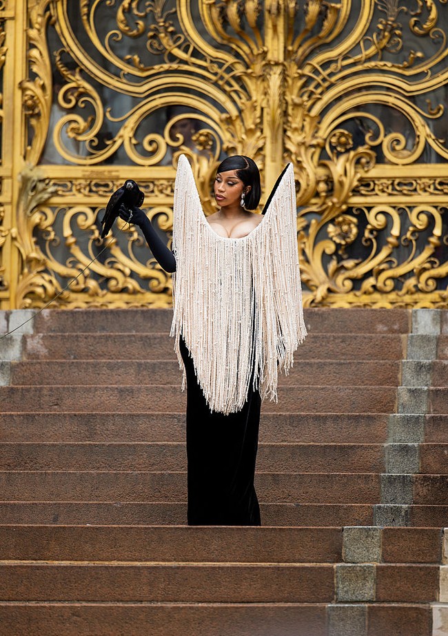 Muncul di Petit Palais, Paris, Senin (7/7/2025) pilihan busana Cardi B membuat banyak mata tertuju padanya. Pelantun lagu ‘WAP’ tersebut tampil dramatis dalam balutan gaun hitam model column yang ketat untuk fashion show Schiaparelli Haute Couture Fall/Winter 2025/2026. Foto: WireImage/Christian Vierig