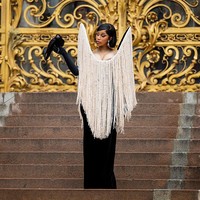 Muncul di Petit Palais, Paris, Senin (7/7/2025) pilihan busana Cardi B membuat banyak mata tertuju padanya. Pelantun lagu ‘WAP’ tersebut tampil dramatis dalam balutan gaun hitam model column yang ketat untuk fashion show Schiaparelli Haute Couture Fall/Winter 2025/2026. Foto: WireImage/Christian Vierig