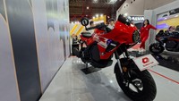 Secara tampilan Cito 150 ini tampil dengan unsur retro modern dari lampu bulat fairing ala cafe racer. Sekilas, tampang depannya itu mengingatkan pada motor sport besar MV Agusta Superveloce, namun dalam ukuran yang lebih ringkas dan lincah. Foto: QJMotor Indonesia