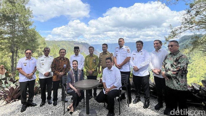 Menpar Widiyanti Putri Wardhana dan Gubsu Bobby bersama Bupati di Kawasan Danau Toba