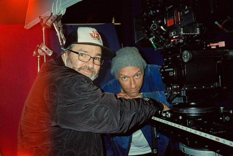 Sutradara Dave Meyers (kiri) bareng Chris Martin pentolan Coldplay (kanan) di lokasi syuting MV Universe.