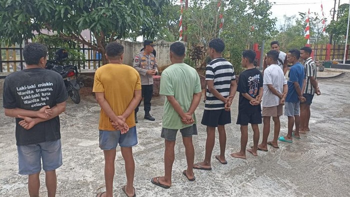 Delapan pemuda mabuk saat mendapat pembinaan di Mapolsek Maulfa, Kota Kupang, NTT, Selasa (8/7/2025).
