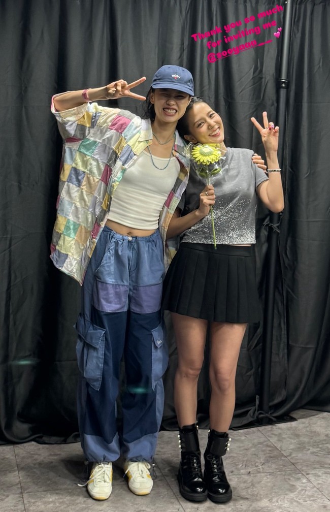 Bintang drama Korea Squid Game, Jung Ho Yeon menjadi salah satu tamu istimewa yang diundang menghadiri konser BLACKPINK secara langsung oleh personelnya, Jisoo. Dia tak lupa mengucapkan terima kasih saat membagikan foto kebersamaan mereka di belakang panggung. Foto: Instagram