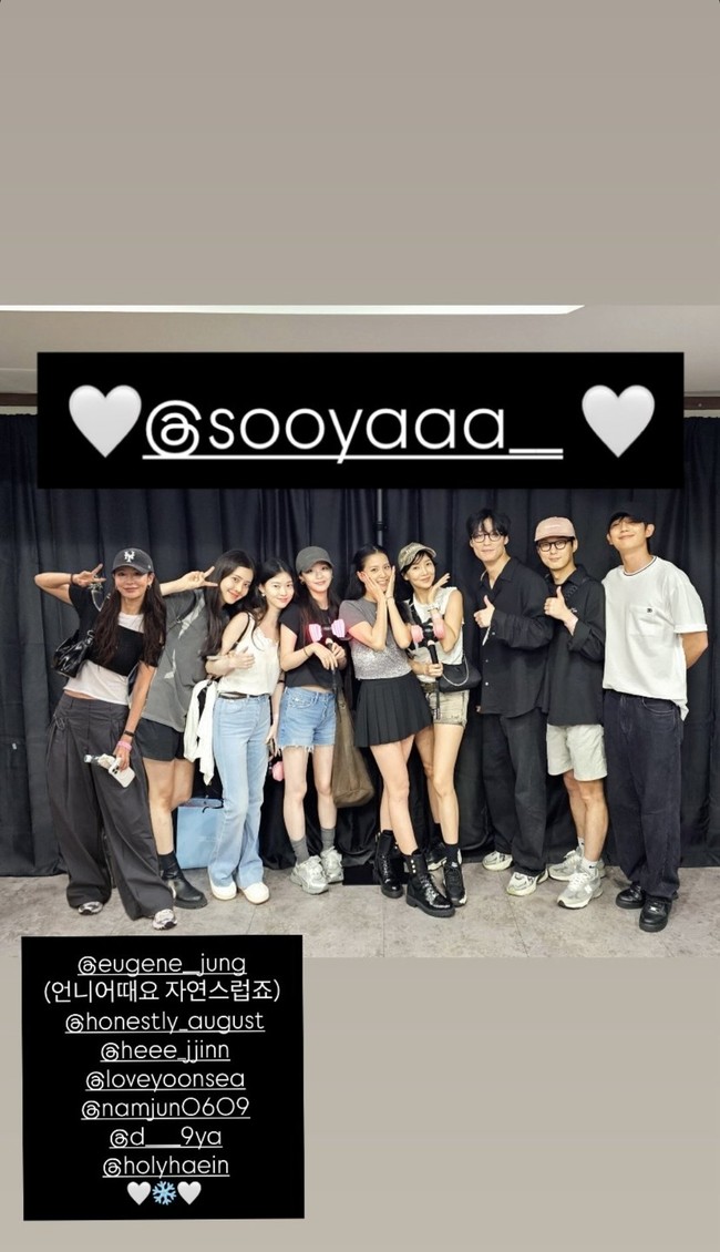 Jisoo juga mendapat dukungan dari Jung Hae In cs yang kembali hadir di konsernya. Kali ini bersama rombongan pemain drama Korea Snowdrop termasuk Heo Nam Jun, Ahn Dong Gu, Jung Shin Hye, dan Choi Hee Jin yang kompak memakai baju berwarna monokrom. Foto: Instagram