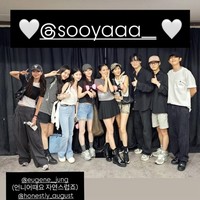 Jisoo juga mendapat dukungan dari Jung Hae In cs yang kembali hadir di konsernya. Kali ini bersama rombongan pemain drama Korea Snowdrop termasuk Heo Nam Jun, Ahn Dong Gu, Jung Shin Hye, dan Choi Hee Jin yang kompak memakai baju berwarna monokrom. Foto: Instagram