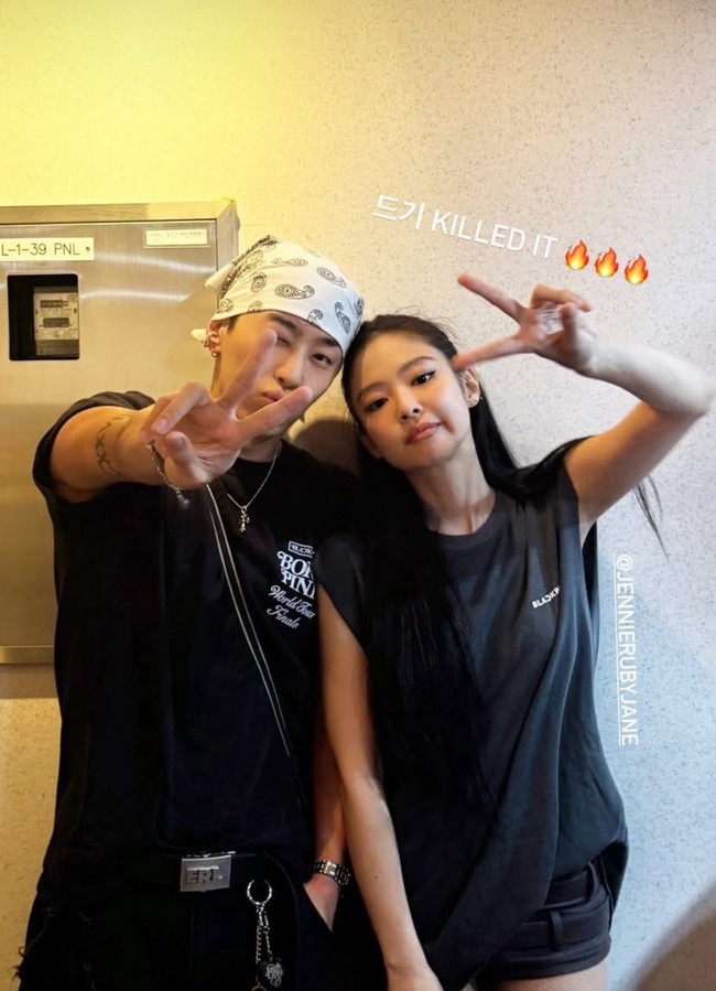 Rapper dan produser lagu hip-hop, Gray menunjukkan dukungannya untuk sahabatnya Jennie. Dia hadir di hari pertama konser BLACKPINK. Keduanya terlihat swag berpose dalam balutan busana serba hitam. Foto: Instagram