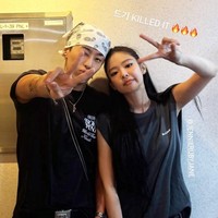 Rapper dan produser lagu hip-hop, Gray menunjukkan dukungannya untuk sahabatnya Jennie. Dia hadir di hari pertama konser BLACKPINK. Keduanya terlihat swag berpose dalam balutan busana serba hitam. Foto: Instagram