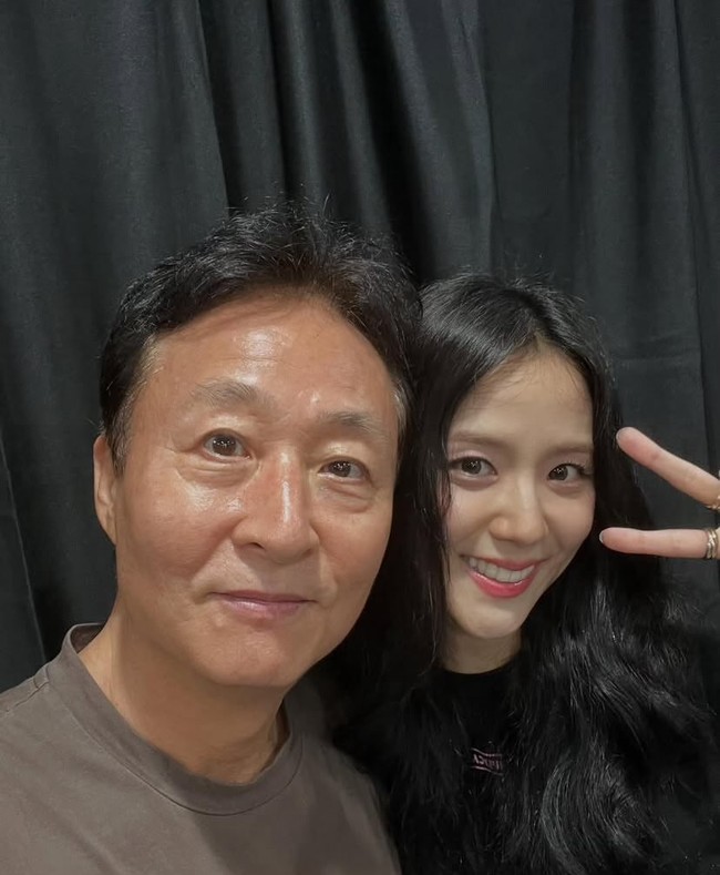 Aktor senior Kim Jong Soo termasuk dalam daftar tamu VIP konser BLACKPINK. Dia membintangi drama Korea Snowdrop, yang menandai debut Jisoo sebagai pemeran utama pada tahun 2021. Foto: Instagram