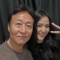 Aktor senior Kim Jong Soo termasuk dalam daftar tamu VIP konser BLACKPINK. Dia membintangi drama Korea Snowdrop, yang menandai debut Jisoo sebagai pemeran utama pada tahun 2021. Foto: Instagram