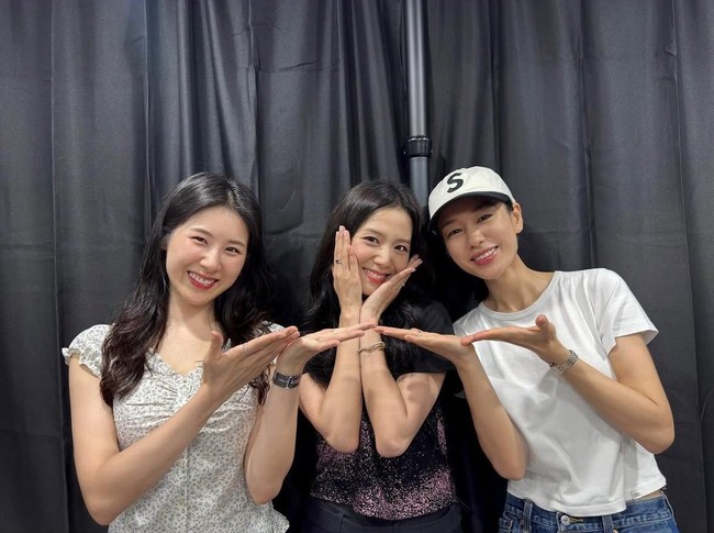 Setelah terjun ke dunia seni peran, circle pertemanan Jisoo semakin luas. Bintang drama Korea Hospital Playlist, Ahn Eun Jin pun hadir di hari pertama konser BLACKPINK bersama kenalan lain, Jjaepee. Foto: Instagram