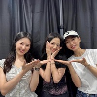 Setelah terjun ke dunia seni peran, circle pertemanan Jisoo semakin luas. Bintang drama Korea Hospital Playlist, Ahn Eun Jin pun hadir di hari pertama konser BLACKPINK bersama kenalan lain, Jjaepee. Foto: Instagram