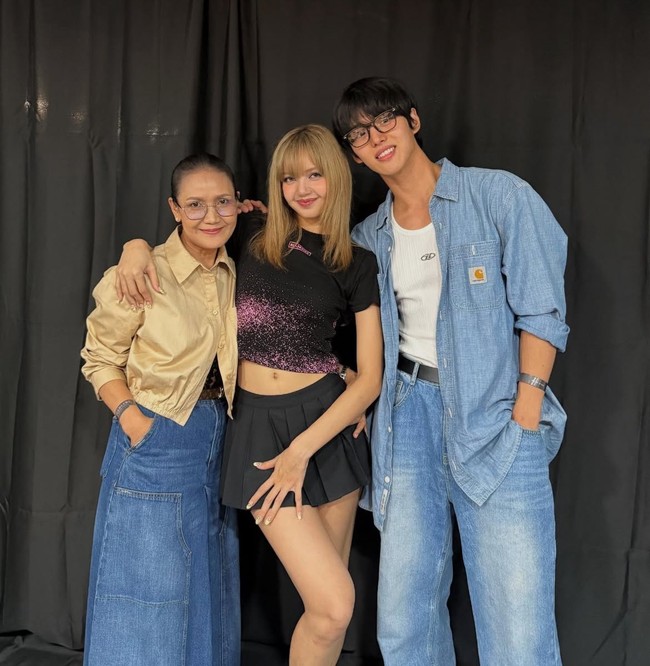Hongseok PENTAGON kembali menunjukkan kedekatannya dengan Lisa setelah hadir di konser tur dunia BLACKPINK pada tahun 2023. Ibu Lisa Chitthip Brüschweiler bahkan masuk dalam frame. Foto: Instagram