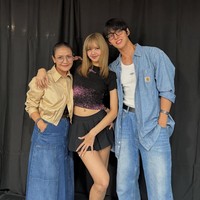Hongseok PENTAGON kembali menunjukkan kedekatannya dengan Lisa setelah hadir di konser tur dunia BLACKPINK pada tahun 2023. Ibu Lisa Chitthip Brüschweiler bahkan masuk dalam frame. Foto: Instagram