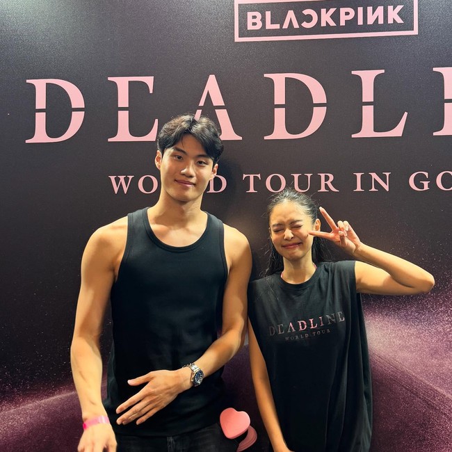 Jennie terlihat malu-malu saat berfoto bersama atlet renang Hwang Sun Woo yang mengidolakannya. Dia turut meramaikan hari kedua konser BLACKPINK tahun ini. Foto: Instagram