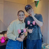 Bukan dengan Lisa, Suho EXO yang juga menjadi tamu istimewa di konser BLACKPINK tampak berfoto bersama ibu personelnya. Foto: Instagram