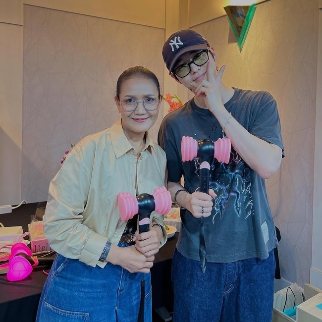 10 Foto Artis Korea Nonton Konser BLACKPINK, Jung Hae In Hingga Suho EXO