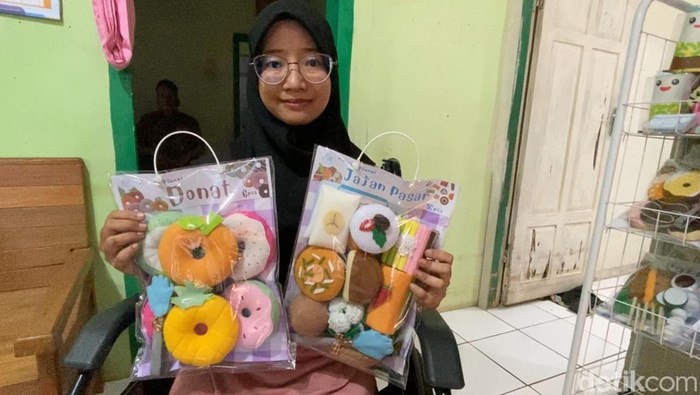 Difabel Banjarnegara, Dwi Retno menunjukkan mainan edukasi buatannya, Selasa (8/7/2025).