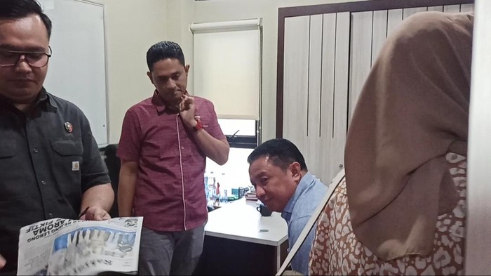Dikrektur Perusahaan Daerah Air Minum (PDAM) Tirta Hidayah Kota Bengkulu Samsu Bahari diperiksa polisi (duduk)