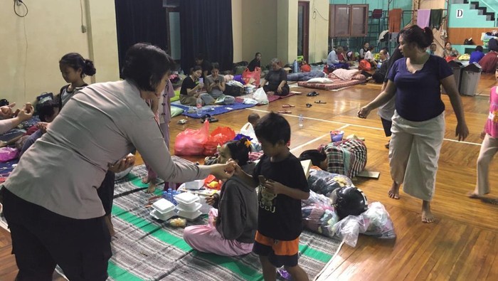 Ditpamobvit Polda Metro Jaya turun memberikan bantuan ke warga korban banjir di Makasar, Jakarta Timur, Senin (7/7/2025).