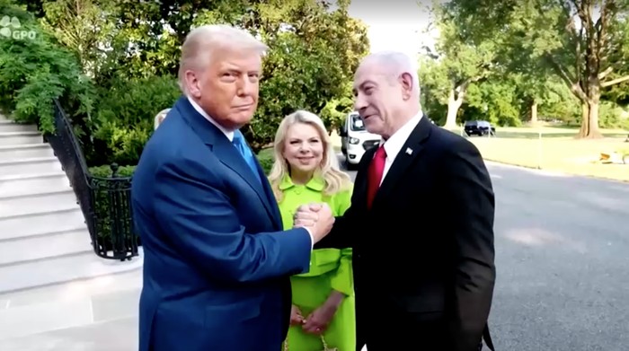 PM Israel Benjamin Netanyahu mengunjungi Gedung Putih, Amerika Serikat. Saat tiba, Netanyahu disambut langsung oleh Presiden AS Donald Trump.