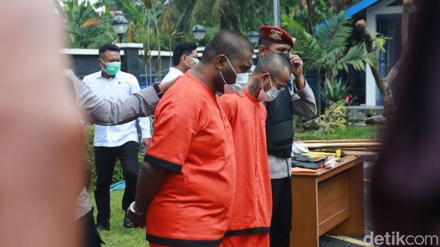 Dua pelaku penyelundupan sabu cair 9,5 kg melalui Bandara YIA dihadirkan saat rilis kasus di Kantor Bea Cukai Yogyakarta, Selasa (8/7/2025).
