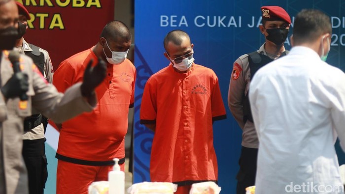 Dua pelaku penyelundupan sabu cair 9,5 kg melalui Bandara YIA dihadirkan saat rilis kasus di Kantor Bea Cukai Yogyakarta, Selasa (8/7/2025).