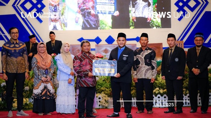 Edward saat menerima beasiswa kedokteran senilai Rp 1 miliar