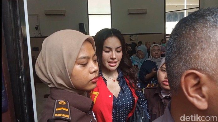 Eksepsi Nikita Mirzani Ditolak Nikita Mirzani menjalani sidang di PN Selatan, Selasa, 8 Juli 2025.