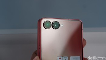 Samsung Galaxy Z Flip7 menawarkan pengalaman fotografi unggulan dengan ProVisual Engine yang canggih, mengoptimalkan setiap foto untuk ketajaman dan detail dalam berbagai kondisi cahaya. Kamera belakang ganda 50MP wide dan 12MP ultra-wide memberikan kejernihan kelas flagship, sementara Nightography yang ditingkatkan memastikan gambar vivid di kondisi minim cahaya dengan pengurangan noise. Fitur 10-bit HDR juga meningkatkan kualitas video dengan warna yang lebih kaya dan kontras yang lebih dalam, dan pengalaman selfie ditingkatkan melalui Flex Window. Foto: Adi Fida Rahman/detikINET